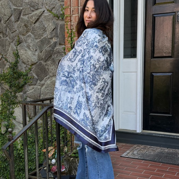 Elegant Blue and White Scarf - Picture 5 of 6
